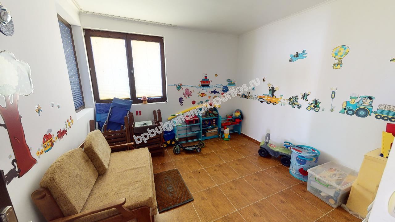 Самостоятелна къща за голямо семейство в затворен комплекс близо до морето