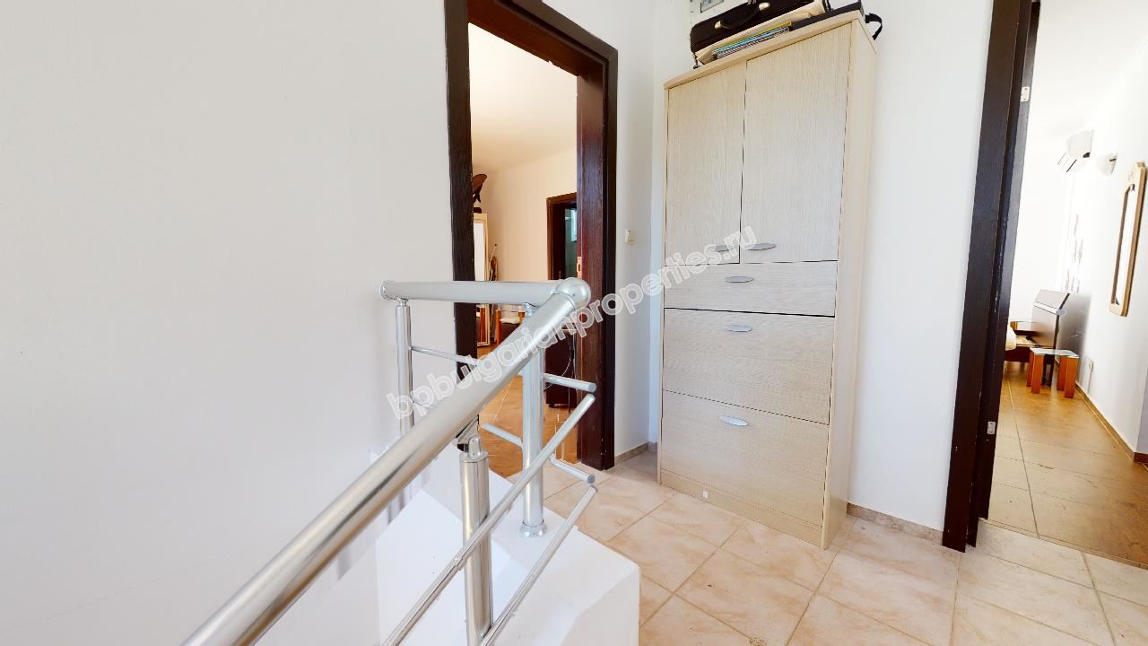 Самостоятелна къща за голямо семейство в затворен комплекс близо до морето