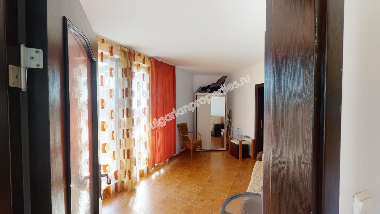 Самостоятелна къща за голямо семейство в затворен комплекс близо до морето