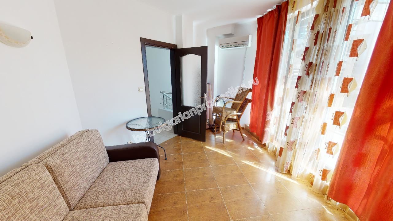 Самостоятелна къща за голямо семейство в затворен комплекс близо до морето