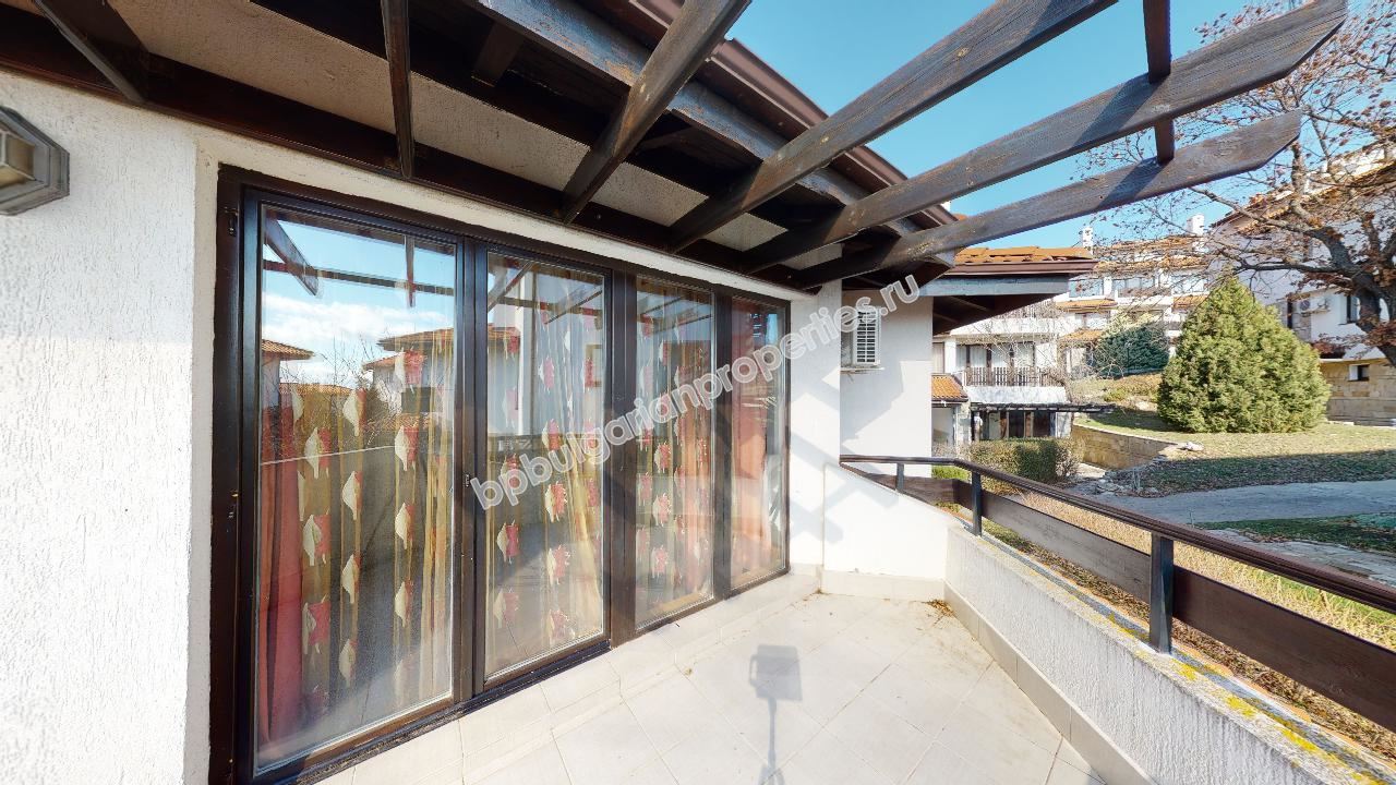 Самостоятелна къща за голямо семейство в затворен комплекс близо до морето