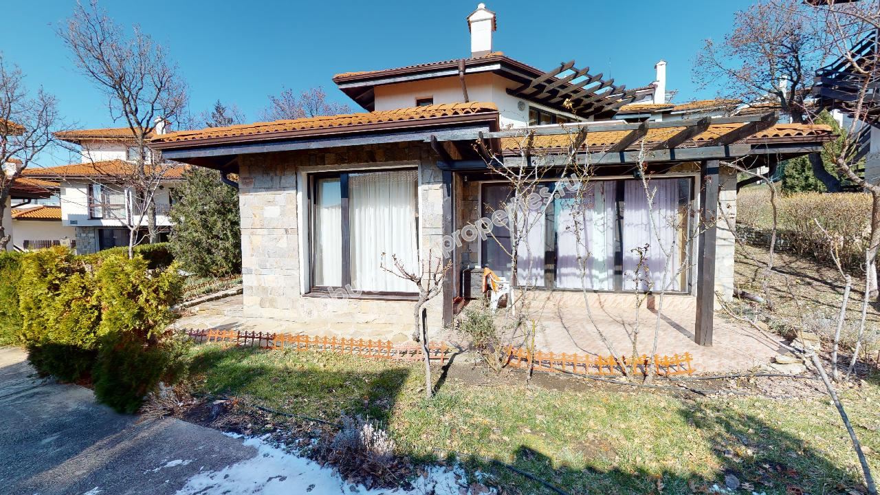 Самостоятелна къща за голямо семейство в затворен комплекс близо до морето