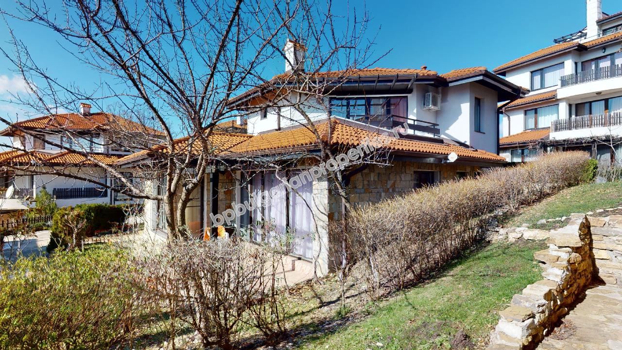 Самостоятелна къща за голямо семейство в затворен комплекс близо до морето