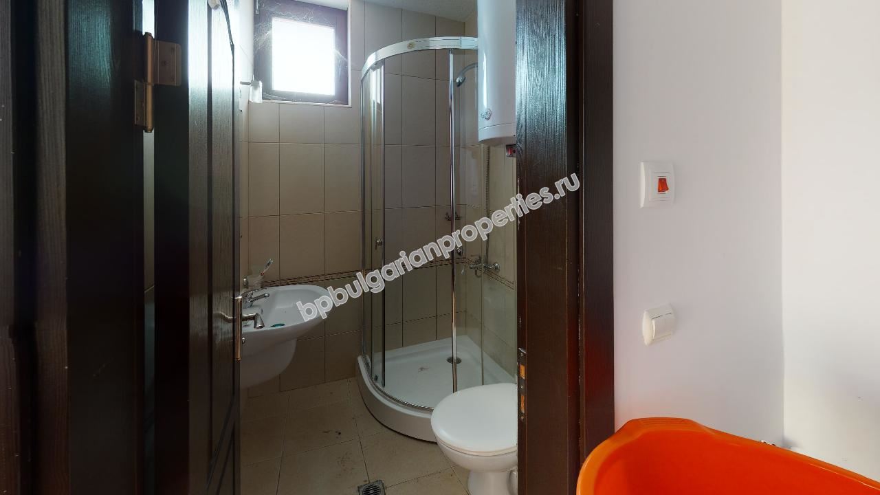 Самостоятелна къща за голямо семейство в затворен комплекс близо до морето