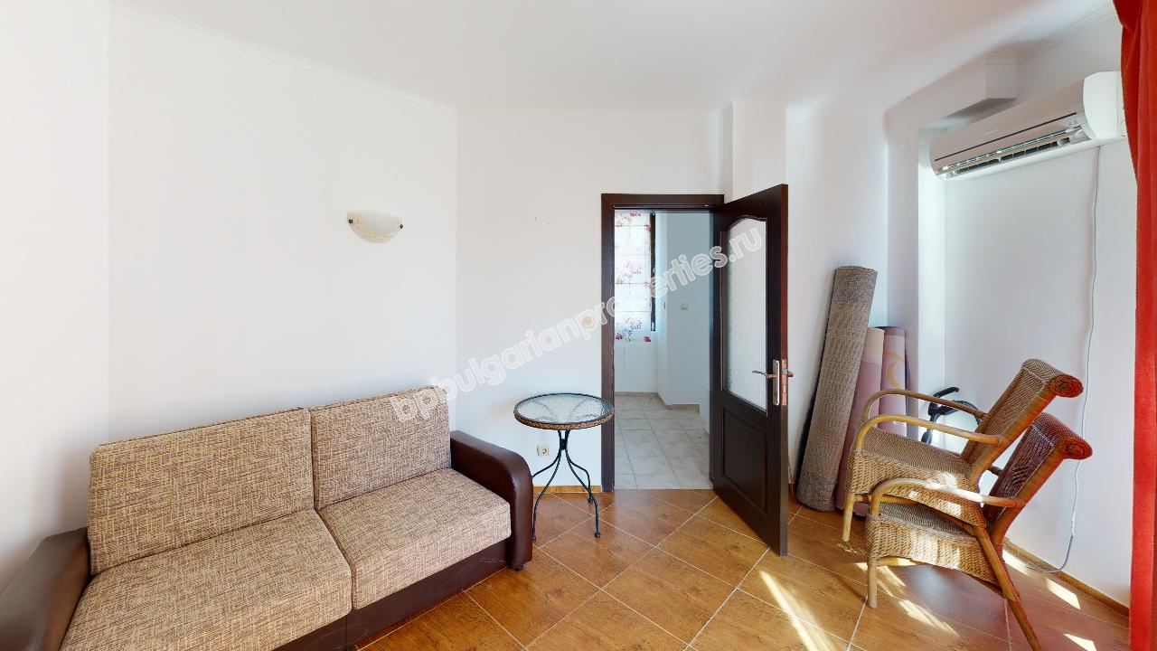 Самостоятелна къща за голямо семейство в затворен комплекс близо до морето