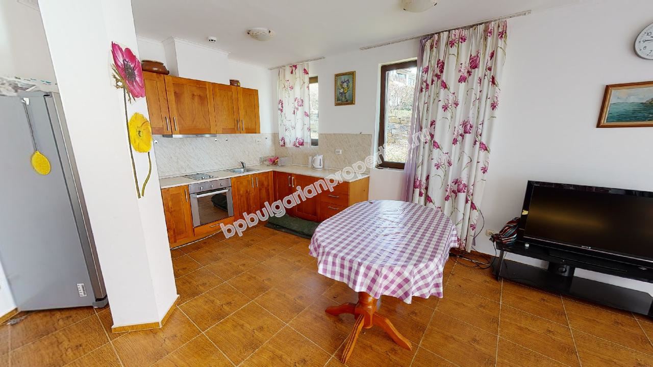 Самостоятелна къща за голямо семейство в затворен комплекс близо до морето