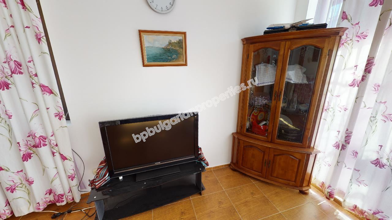 Самостоятелна къща за голямо семейство в затворен комплекс близо до морето