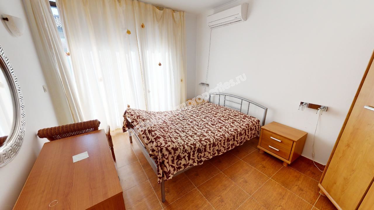 Самостоятелна къща за голямо семейство в затворен комплекс близо до морето