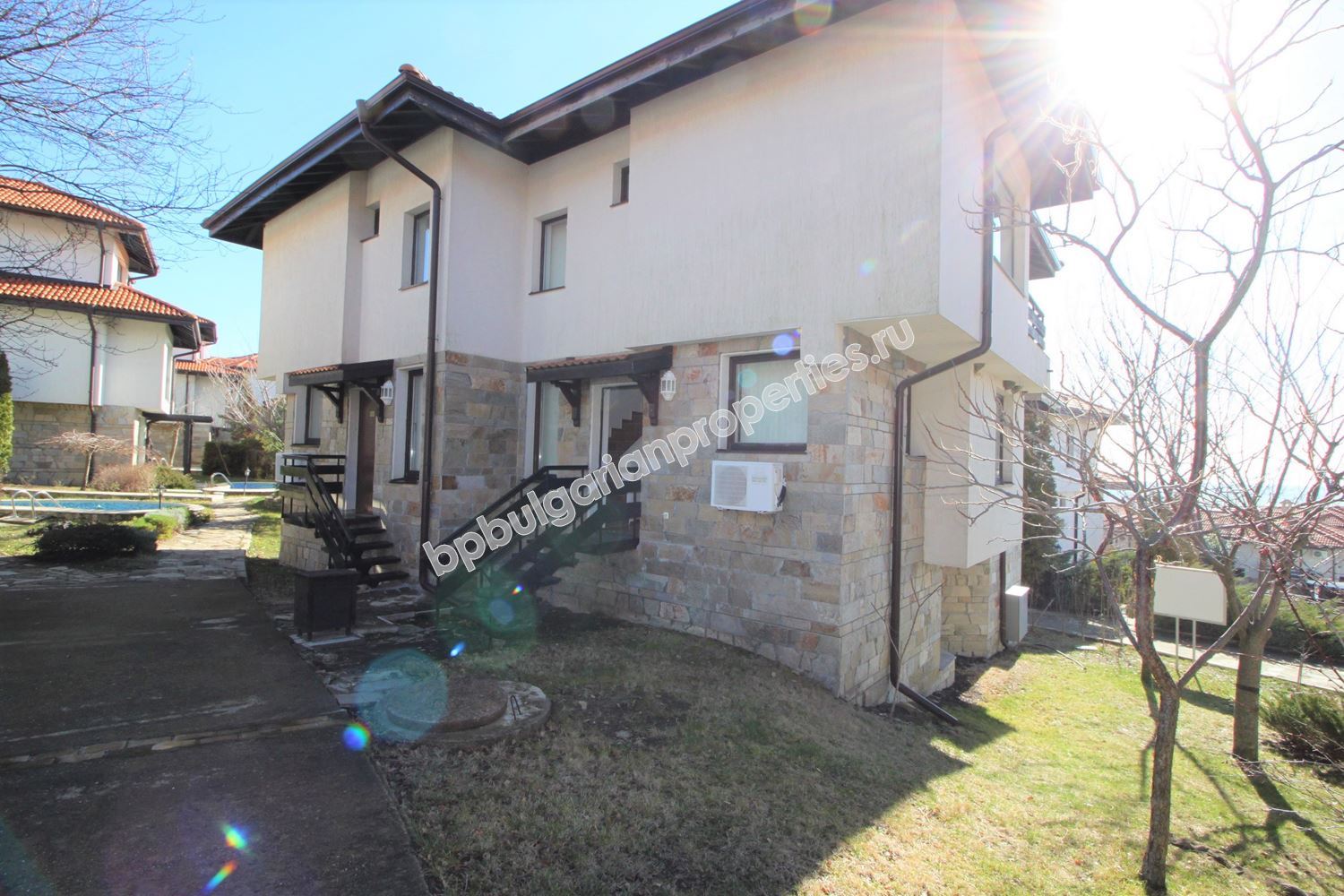 Двуетажен таунхаус в затворен комплекс близо до морето