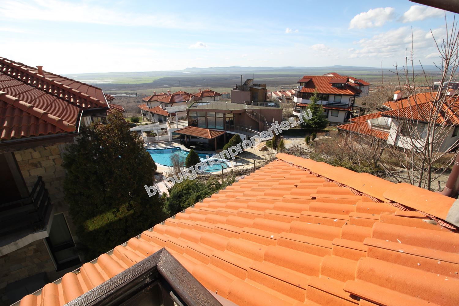 Двуетажен таунхаус в затворен комплекс близо до морето