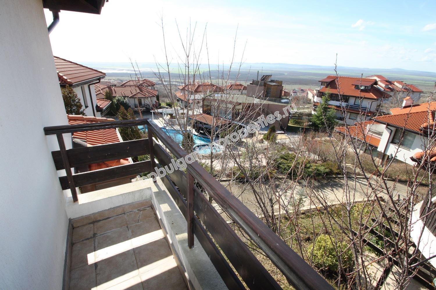 Двуетажен таунхаус в затворен комплекс близо до морето