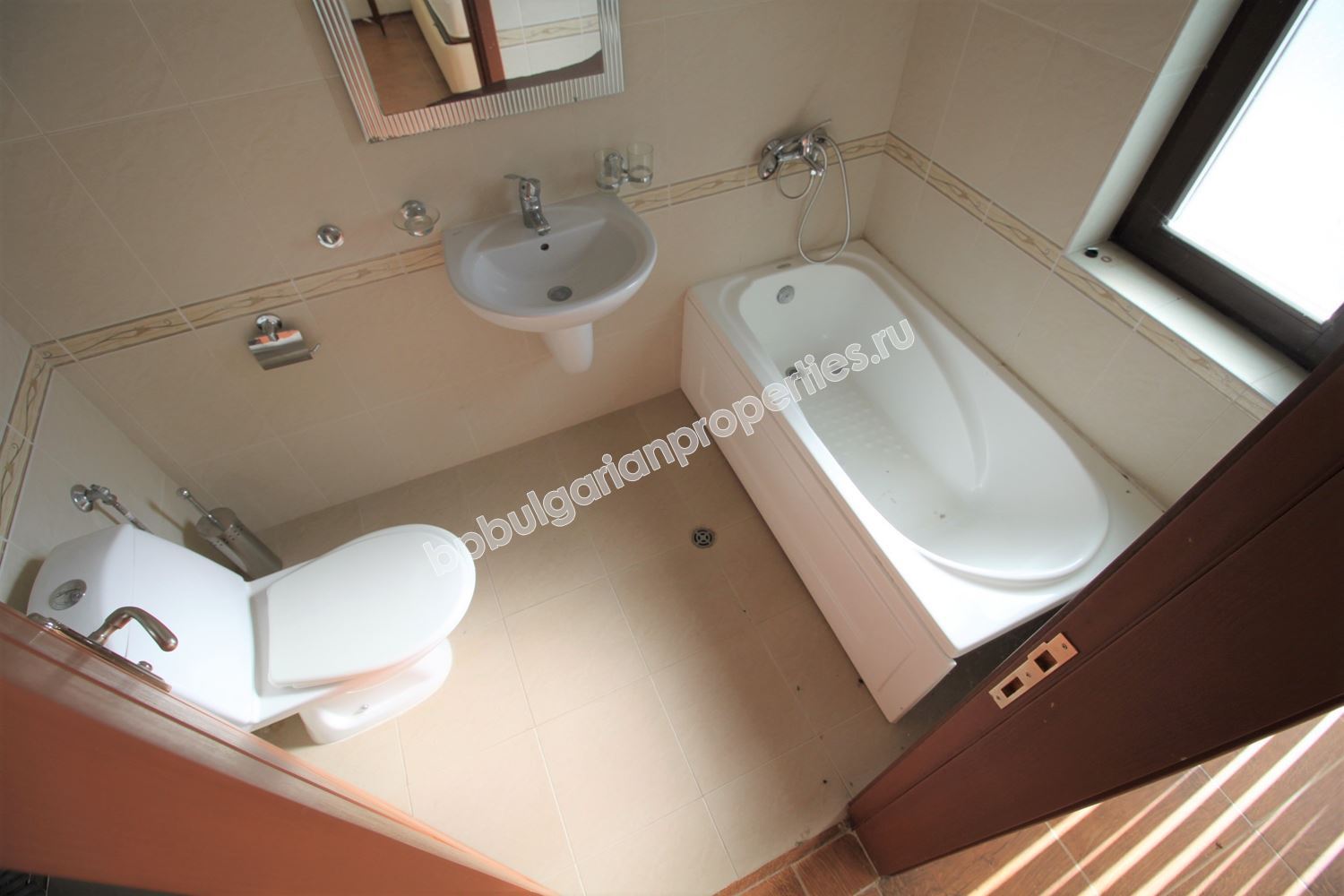 Двуетажен таунхаус в затворен комплекс близо до морето