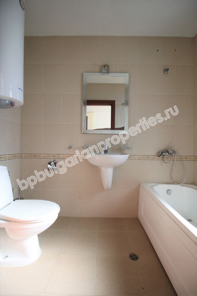 Двуетажен таунхаус в затворен комплекс близо до морето