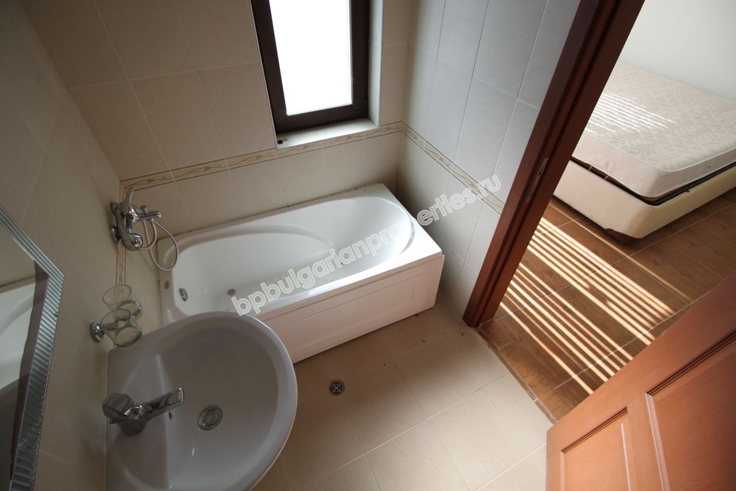 Двуетажен таунхаус в затворен комплекс близо до морето