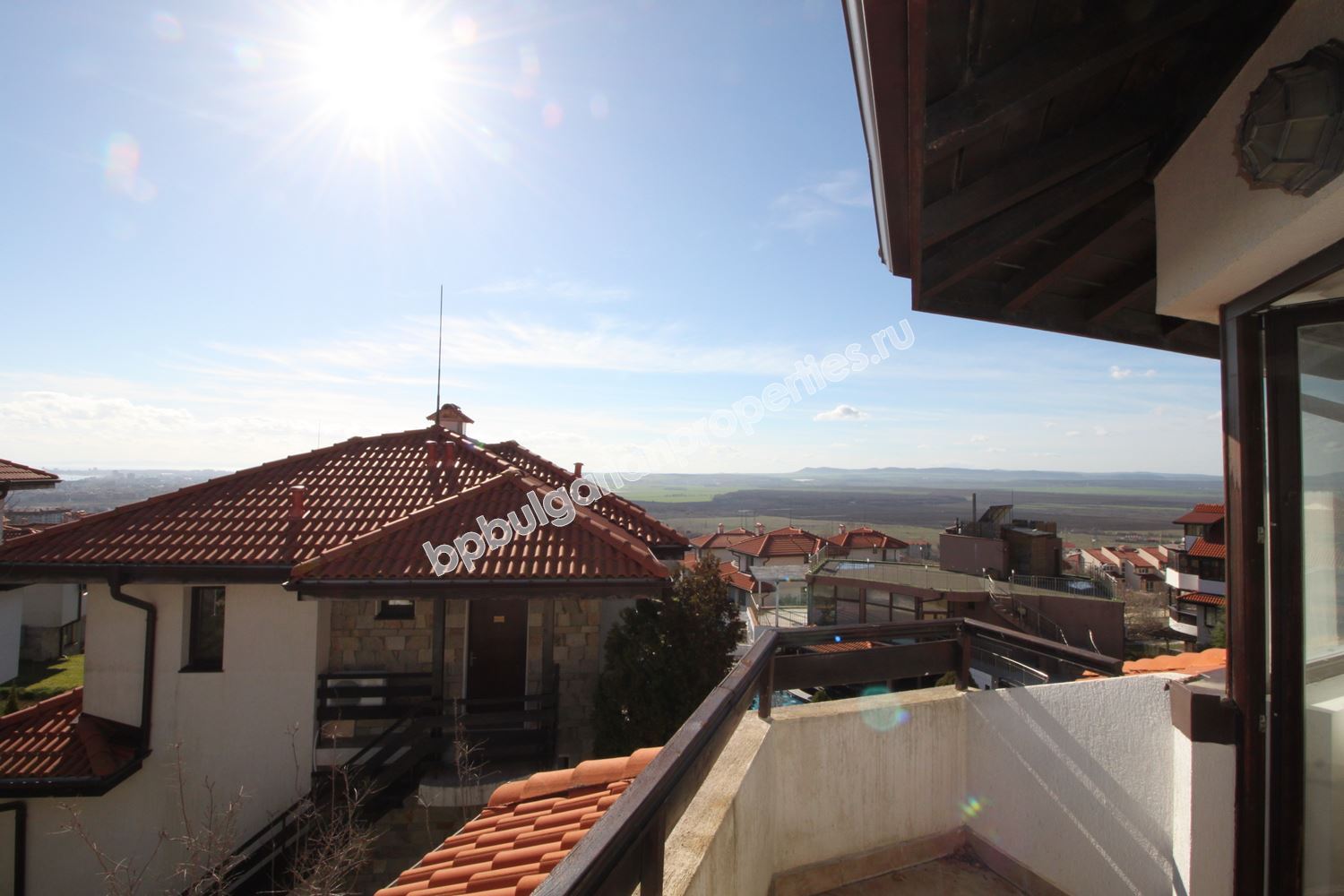 Двуетажен таунхаус в затворен комплекс близо до морето