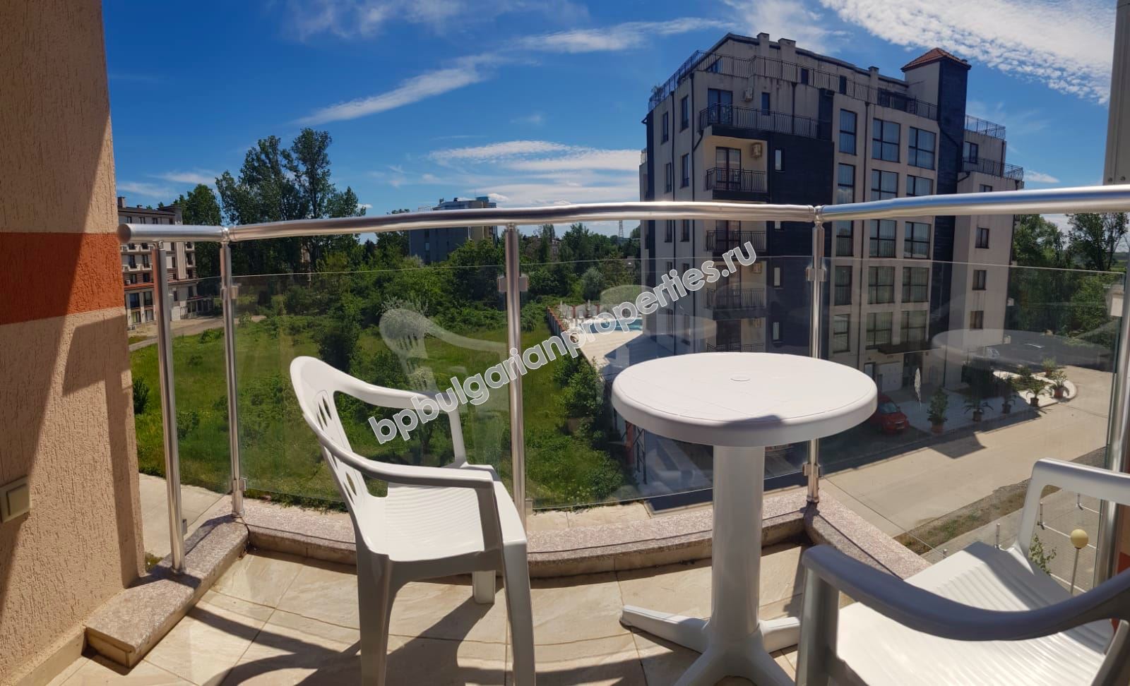 Обзаведен двустаен апартамент в паркова зона на Слънчев Бряг