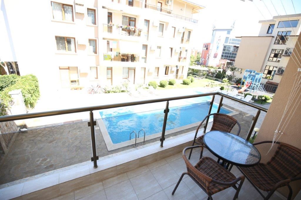 Обзаведен двустаен апартамент за нощувки в комплекс с басейн