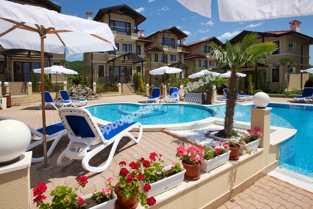 Двуетажна вила с гледка море в затворен комплекс с басейн Двуетажна вила с гледка море в затворен комплекс с басейн