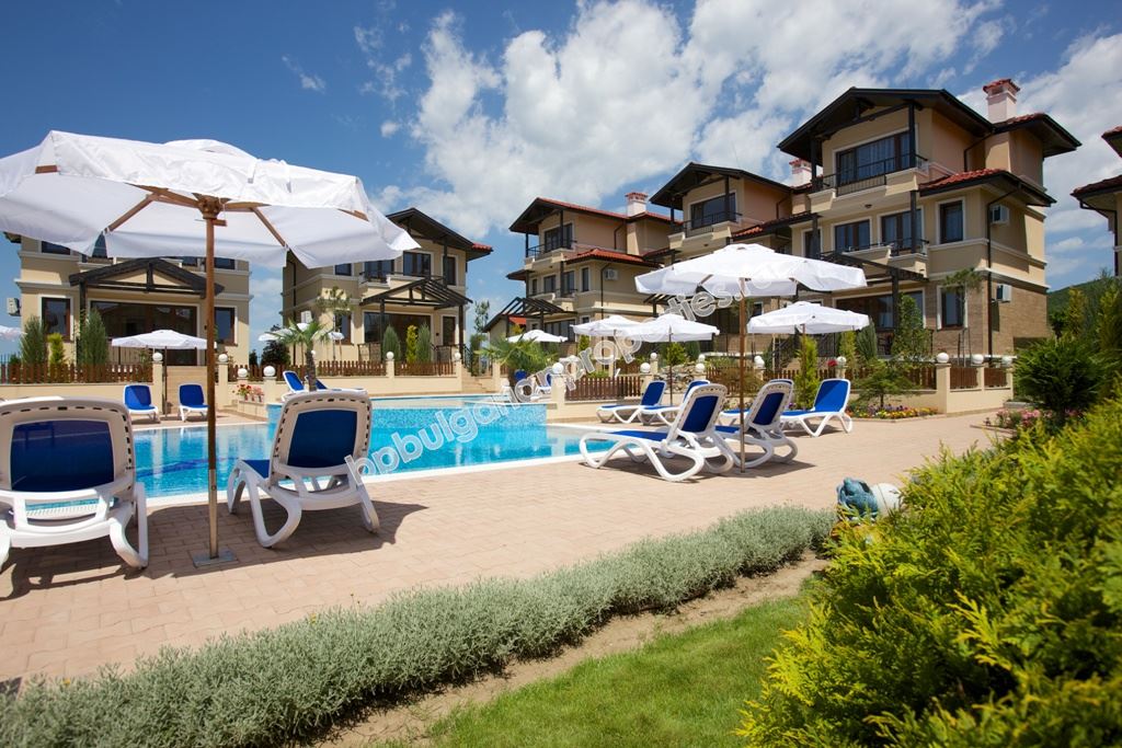 Двуетажна вила с гледка море в затворен комплекс с басейн Двуетажна вила с гледка море в затворен комплекс с басейн