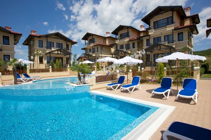 Двуетажна вила с гледка море в затворен комплекс с басейн Двуетажна вила с гледка море в затворен комплекс с басейн