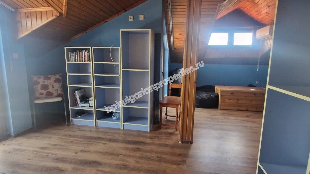 Триетажна къща в затворен комплекс под наем