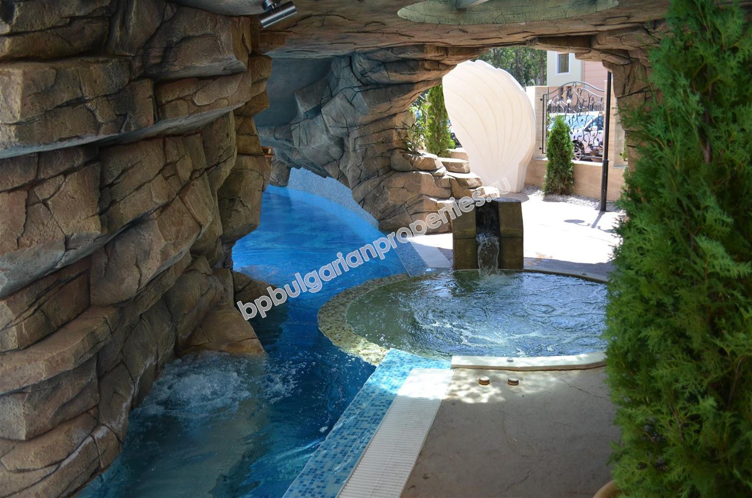 Луксозни мебелирани апартаменти за продажба в курорта Слънчев Бряг