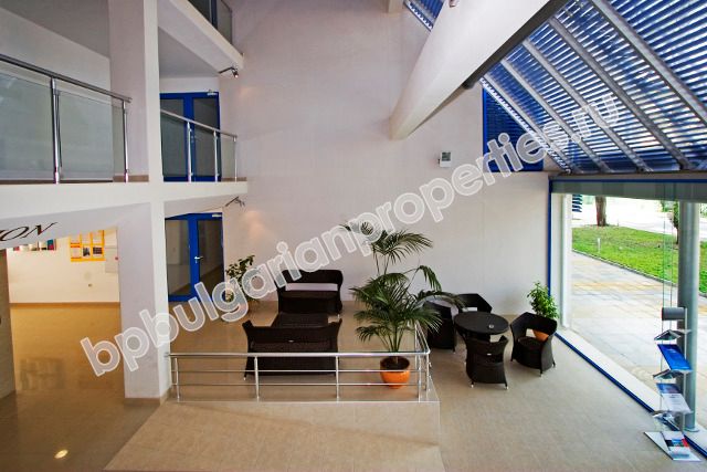 Луксозен апартамент на брега на морето за продажба в курорта Слънчев Бряг