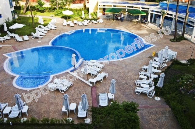 Луксозен апартамент на брега на морето за продажба в курорта Слънчев Бряг