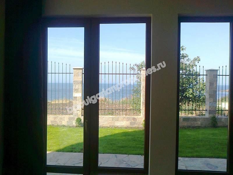 Мебелирани апартаменти за продажба на първа линия море в град Ахтопол