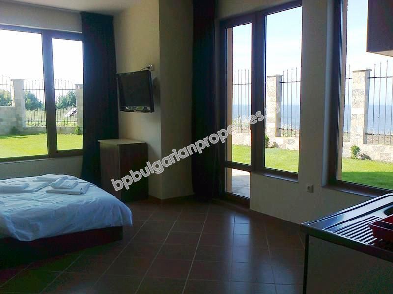 Мебелирани апартаменти за продажба на първа линия море в град Ахтопол