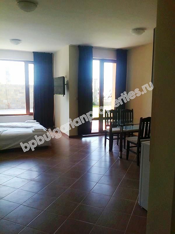 Мебелирани апартаменти за продажба на първа линия море в град Ахтопол